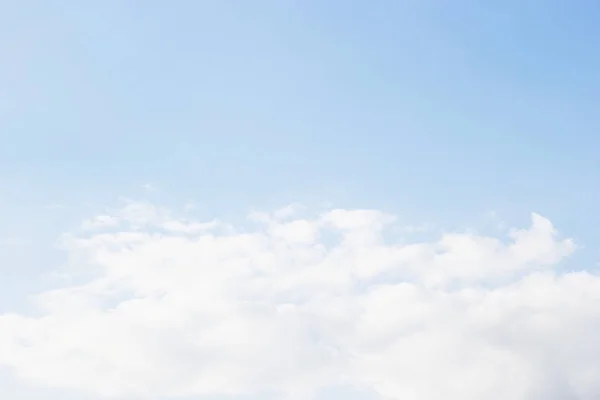 青空背景と白い雲ソフト フォーカス および空の空間 — ストック写真