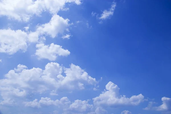 Fundo céu azul e nuvens brancas suaves, espaço cópia — Fotografia de Stock