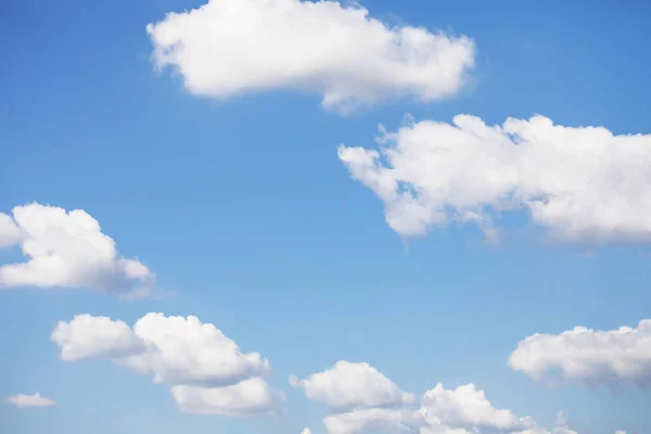 Mavi gökyüzü arkaplanı ve beyaz bulutlar yumuşak odak ve boşluk kopyala — Stok fotoğraf