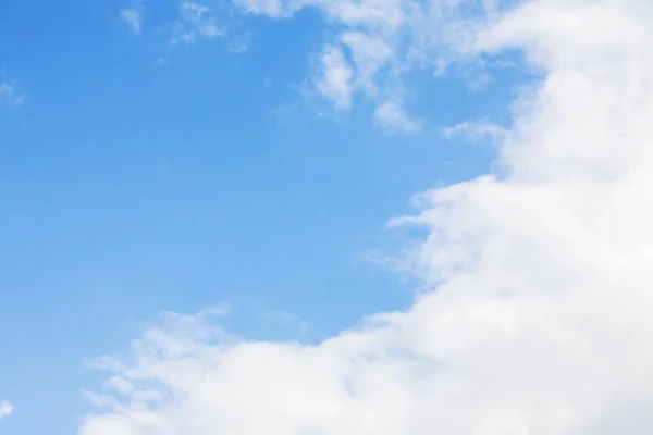 Fond bleu ciel et nuages blancs foyer doux, et l'espace de copie — Photo