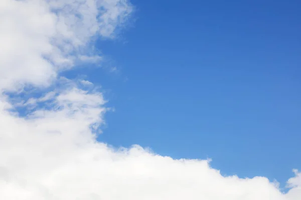 Fundo céu azul e nuvens brancas foco suave, e espaço de cópia — Fotografia de Stock