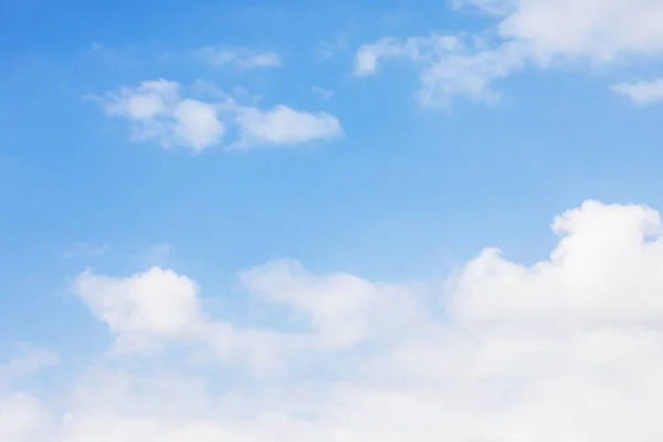 Fundo céu azul e nuvens brancas foco suave, e espaço de cópia — Fotografia de Stock