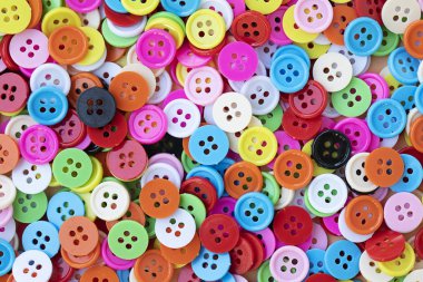 Pembe arkaplanda plastik düğme ve kopyalama alanı.