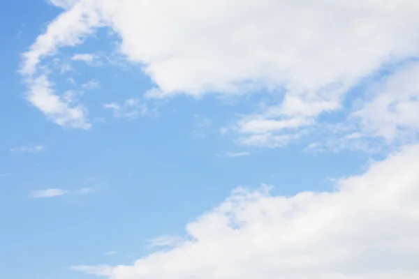 青い空の背景と白い雲のソフトフォーカス、およびコピースペース — ストック写真