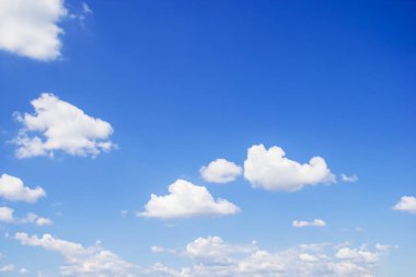 Mavi gökyüzü arkaplanı ve beyaz bulutlar yumuşak odak ve boşluk kopyala