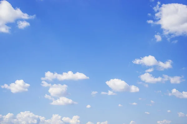Blå himmel bakgrund och vita moln mjuk fokus, och kopiera utrymme — Stockfoto