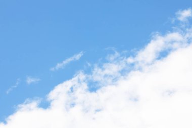 Mavi gökyüzü arkaplanı ve beyaz bulutlar yumuşak odak ve boşluk kopyala