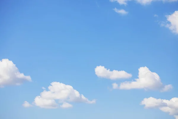 Синий фон неба и белые облака мягкой фокусировки и копирования пространства — стоковое фото