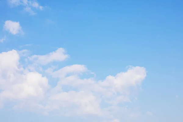 青い空の背景と白い雲のソフトフォーカス、およびコピースペース — ストック写真