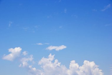 Mavi gökyüzü arkaplanı ve beyaz bulutlar yumuşak odak ve boşluk kopyala.