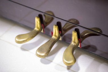 3 pedallı eski piyano kapanışı