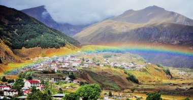 Kazbegi şehrin panoramik görünüm