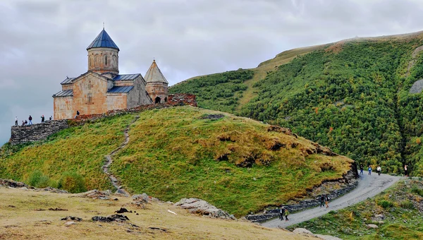 Троицкая часовня в горах Казбеги — стоковое фото