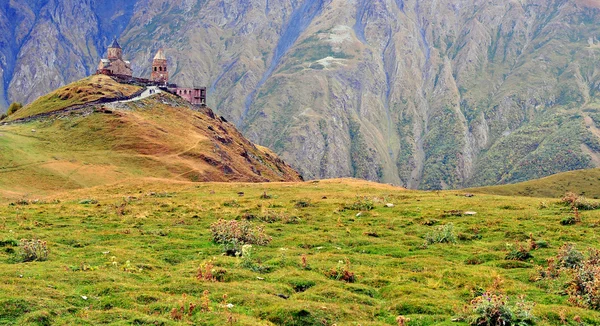 Vista panorámica de la capilla de la Trinidad en las montañas — Foto de Stock