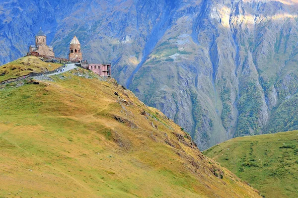 Старая церковь Гергети в Казбекском хребте — стоковое фото