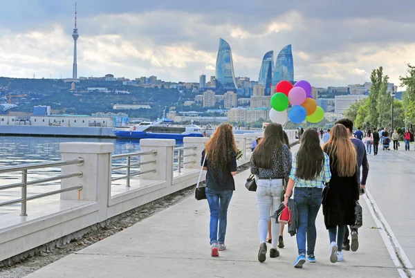 İnsanlar gider Bakü sahil tarafından