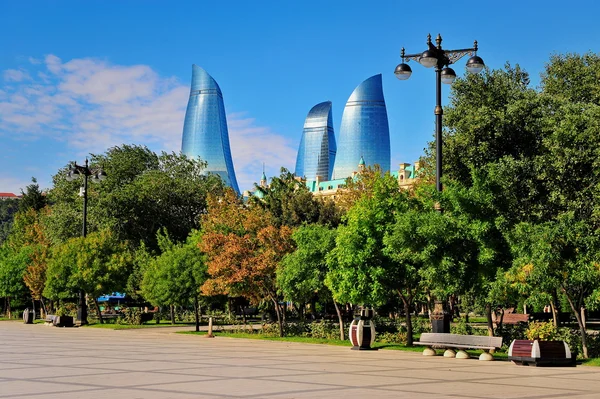 Torres de llamas y paseo marítimo de Bakú, Azerbaiyán — Foto de Stock