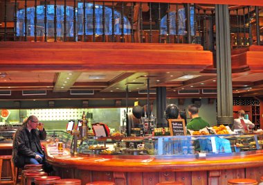 Tanımsız perspn tapas barda oturmuş