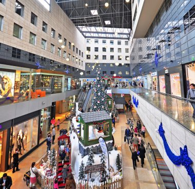 Barselona şehir merkezinde alışveriş merkezi iç