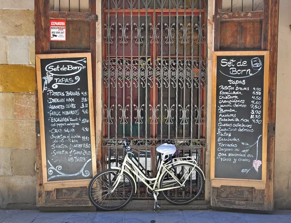 Fahrrad geparkt in der einkaufsstraße von barcelona city — Stockfoto