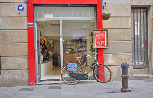 Bike parcheggiata nella via dello shopping della città di Barcellona — Foto Stock