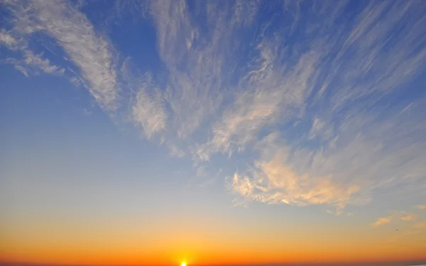 Голубое небо с облаками с рассветом — стоковое фото