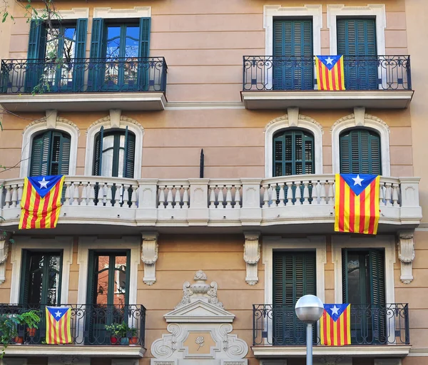 Huizen van Barcelona met vlaggen van Catalonië — Stockfoto