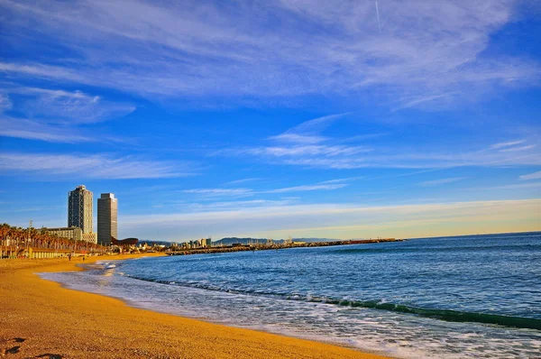 Huizen van Barcelona met vlaggen van Catalonië — Stockfoto