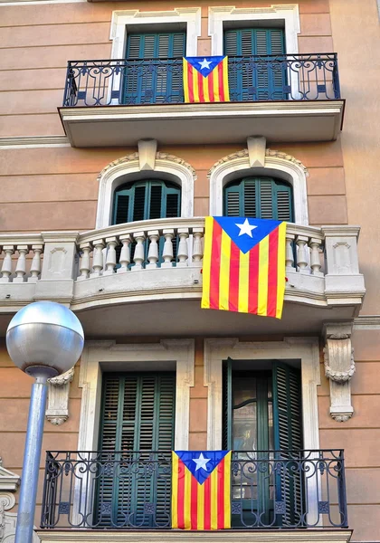 Barcelona Katalónia zászlókkal családi házak — Stock Fotó