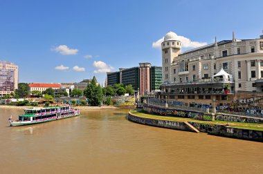 Viyana Tuna Nehri tarafından turistik tekne gider