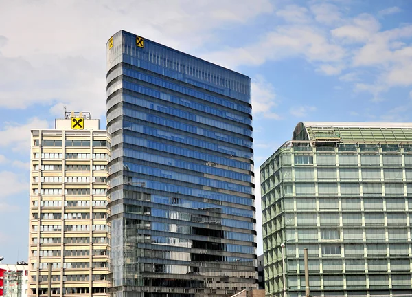 Torres de oficinas del banco Raiffeisen en Viena — Foto de Stock