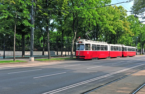Piros klasszikus villamos megy Ringstrasse utca, Vienna — Stock Fotó