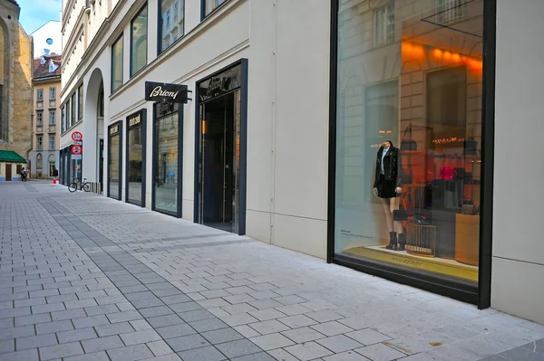 Brioni Front Store in der Einkaufsstraße — Stockfoto