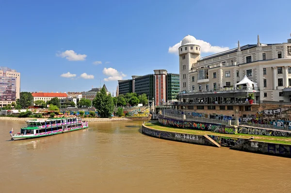 Bateau touristique passe par le Danube à Vienne — Photo