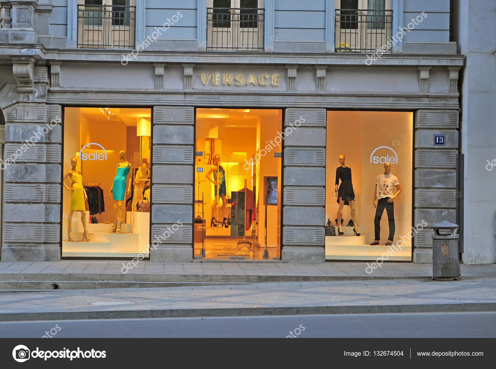 Uitstralen Ruilhandel Instrueren Versace store in the shopping street of Tbilisi – Stock Editorial Photo ©  Krasnevsky #132674504