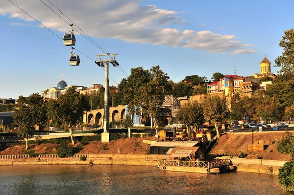 Vista de la orilla del río y teleférico en el centro de la ciudad de Tiflis —  Fotos de Stock