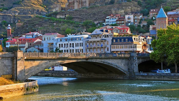 Uitzicht op de oever van de centrum van de stad van Tbilisi, Georgië — Stockfoto