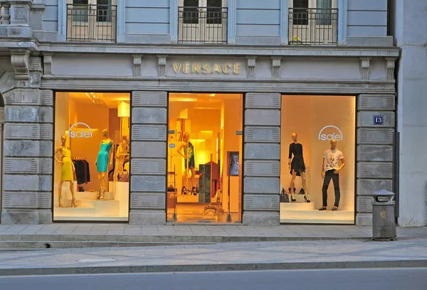 Loja Versace na rua comercial de Tbilisi — Fotografia de Stock