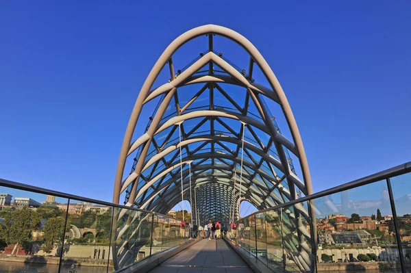 Puente de la Paz en el centro de la ciudad de Tiflis, Georgia — Foto de Stock