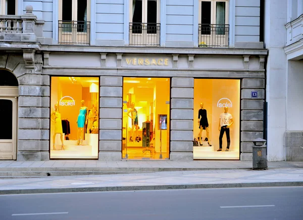 Fachada de la tienda insignia Versace en la calle comercial de Tbili — Foto de Stock