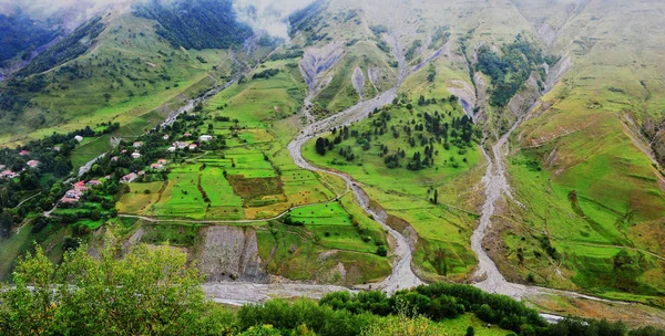Georgische landschap, bovenaanzicht van groene vallei — Stockfoto
