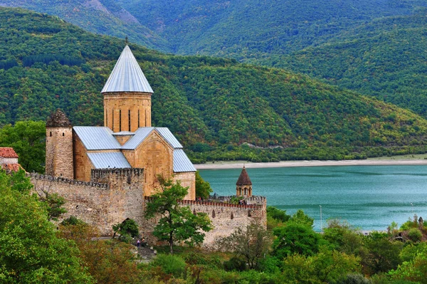Vista mágica da igreja e do lago de Ananuri — Fotografia de Stock