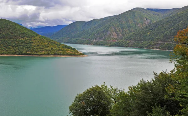 Uitzicht op Zhinvali meer over Araghvi rivier, Georgië — Stockfoto