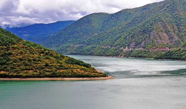 Zhinvali stuwmeer op de rivier Araghvi, Georgië — Stockfoto