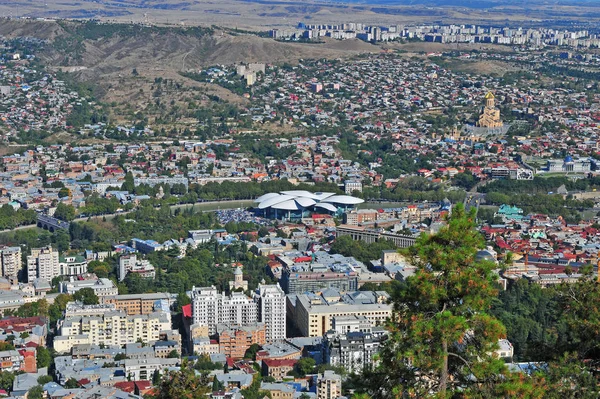 Vista superior da cidade de Tbilisi, a capital da Geórgia — Fotografia de Stock