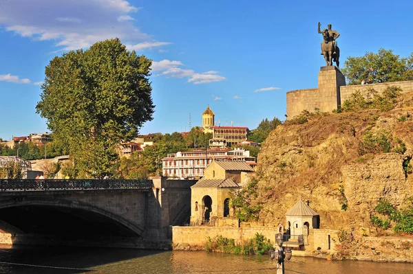 Μνημείο και παλιά γέφυρα πάνω από τον ποταμό στην Τιφλίδα, γεωργία — Φωτογραφία Αρχείου