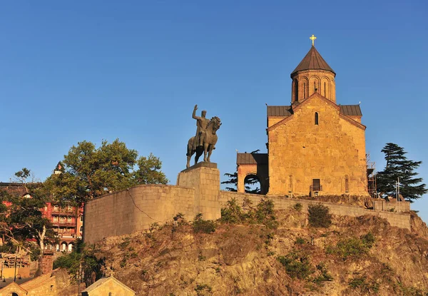 Igreja Metekhi e a estátua equestre do rei Vakhtang Gorgas — Fotografia de Stock