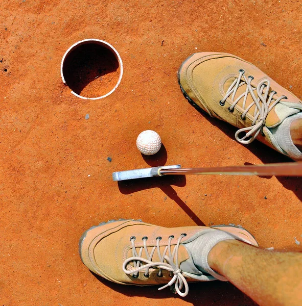 Jogador no mini buraco de golfe — Fotografia de Stock