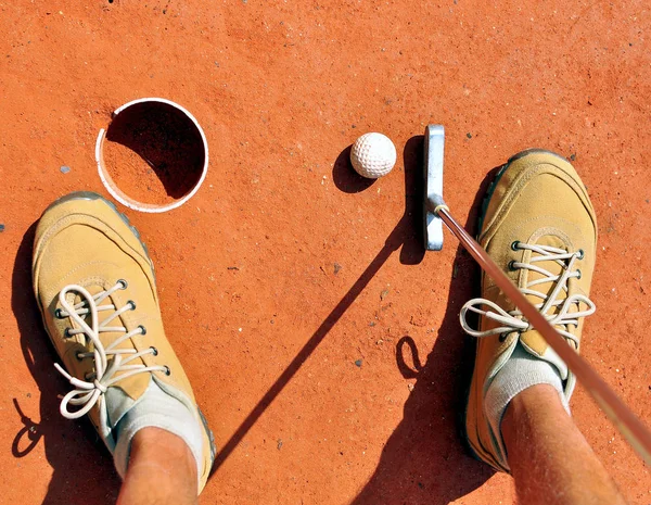 Mini golf jelenet, a stick és a labda — Stock Fotó