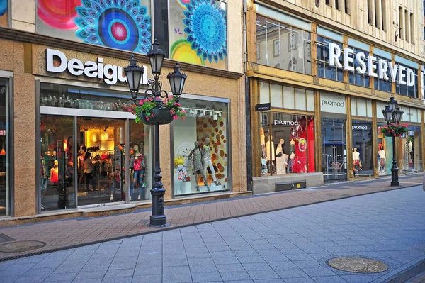 Rue commerçante du centre-ville de Budapest — Photo